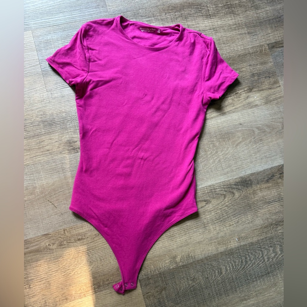 Abercrombie & Fitch Short Sleeve Cotton-Blend Seamless Fabric Bodysuit MAGENTA